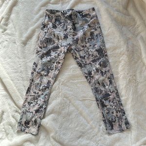 Cute pastel workout capris pants with side pockets